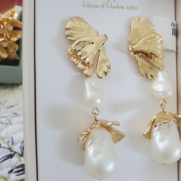 Avant Garde STATEMENT EARRINGS SET Pearl and Gold-toned Jewlery SET! - LEAD FREE - Picture 4 of 7